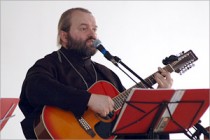 Православная выставка «Во славу Божию!»: поющий священник Валерий Логачев и матушка Зоя
