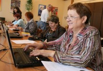 Пенсионеры пришли на первый урок компьютерной грамотности